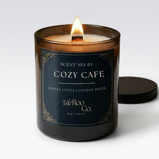 Luxury scented candle in dark glass jar with wooden wick – Cozy Cafe by The Roo Co