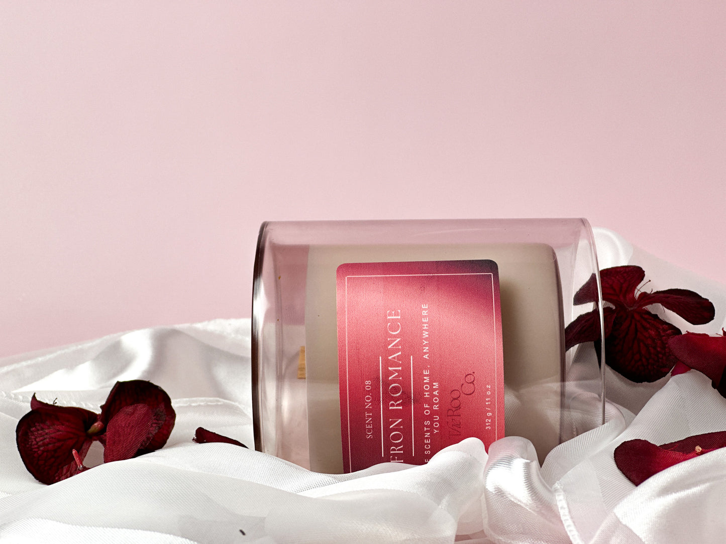 Experience the allure of Saffron Romance candle's floral and earthy fragrance notes.